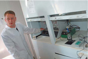 Лабораторія комбікормового заводу: завідуючий лабораторією, технолог з виробництва комбікормів Євген ТАНАСЕВИЧ