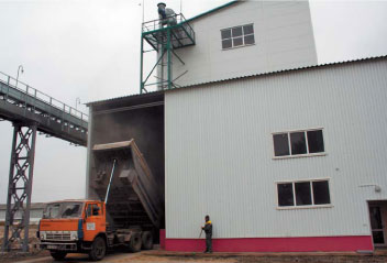 На новозбудованому комбікормовому заводі СТОВ «Агрофірма «Маяк»: розвантаження кукурудзи
