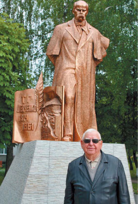 Володимир Вільчинський біля пам’ятника Т.Г.Шевченку в Уланові