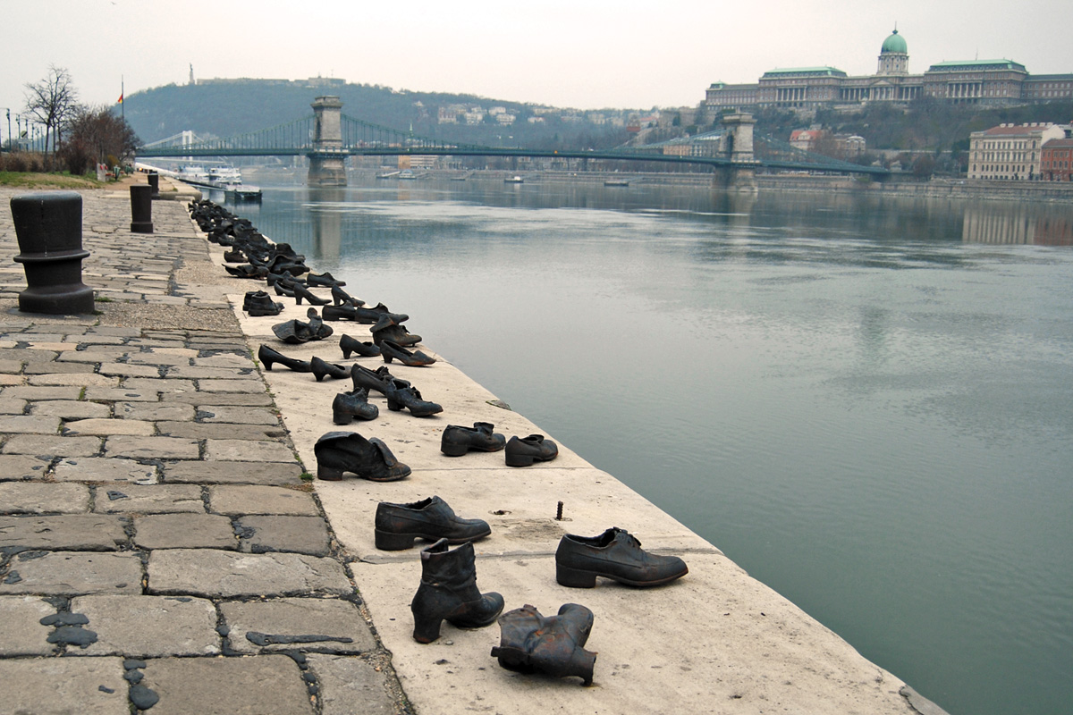Пам'ятник жертвам Голокосту в Будапешті (Угорщина) 