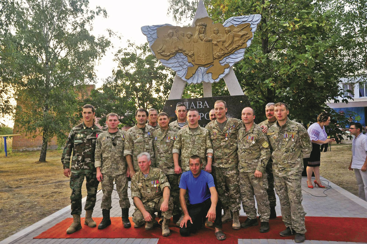 Воїни-учасники АТО біля меморіалу визволителям — Героям України