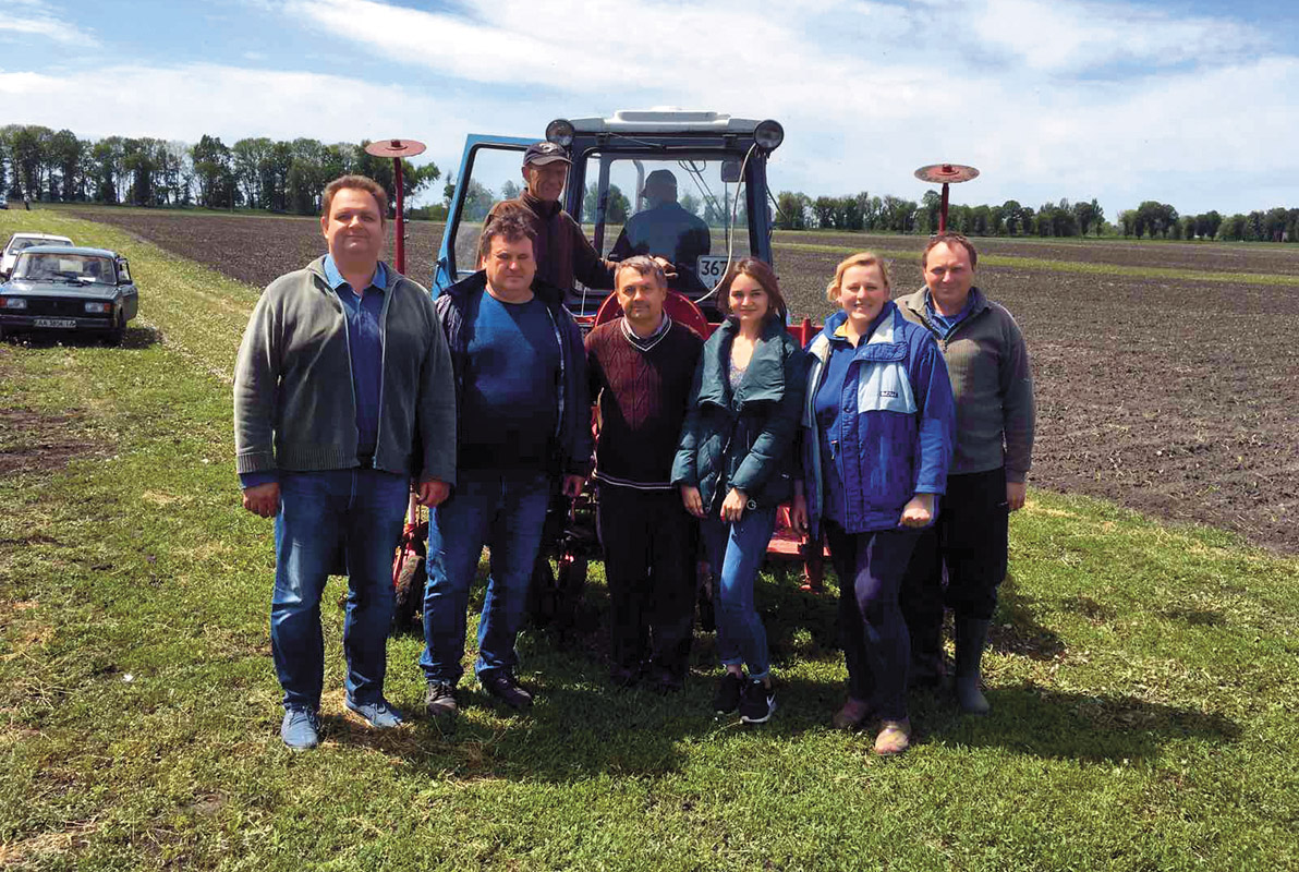 Вчені ДУ ІЗК НААН готуються до висіву демонстраційних посівів сорго на полях НААН у Ксаверівці